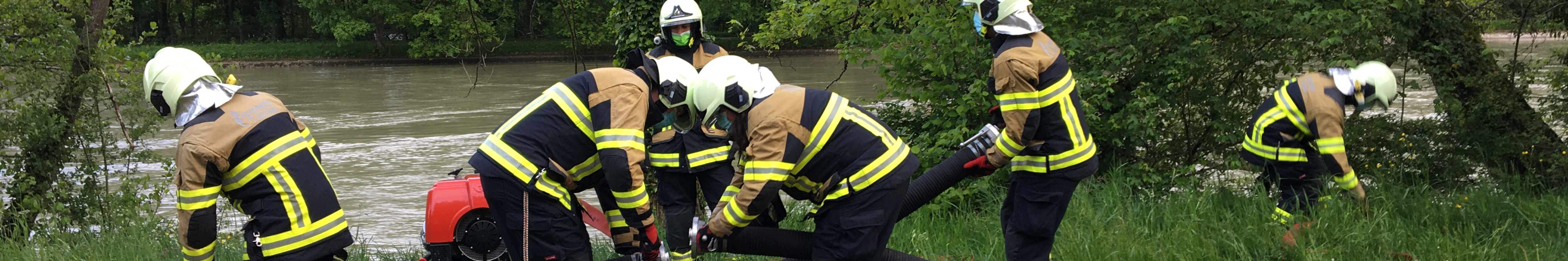 Eine Gruppe Maschinisten beim Wasserbezug an einem Gewässer