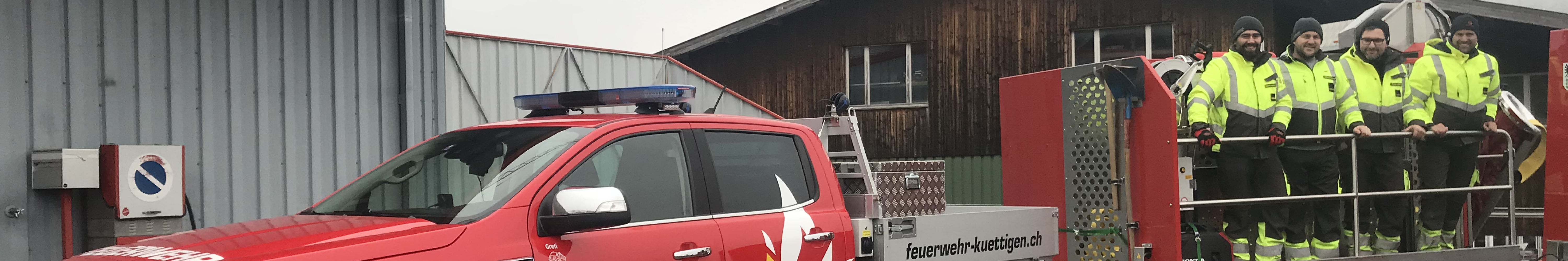 Ein Detachement der Feuerwehr Küttigen auf dem frisch abgeholten Schlauchverlegeanhänger